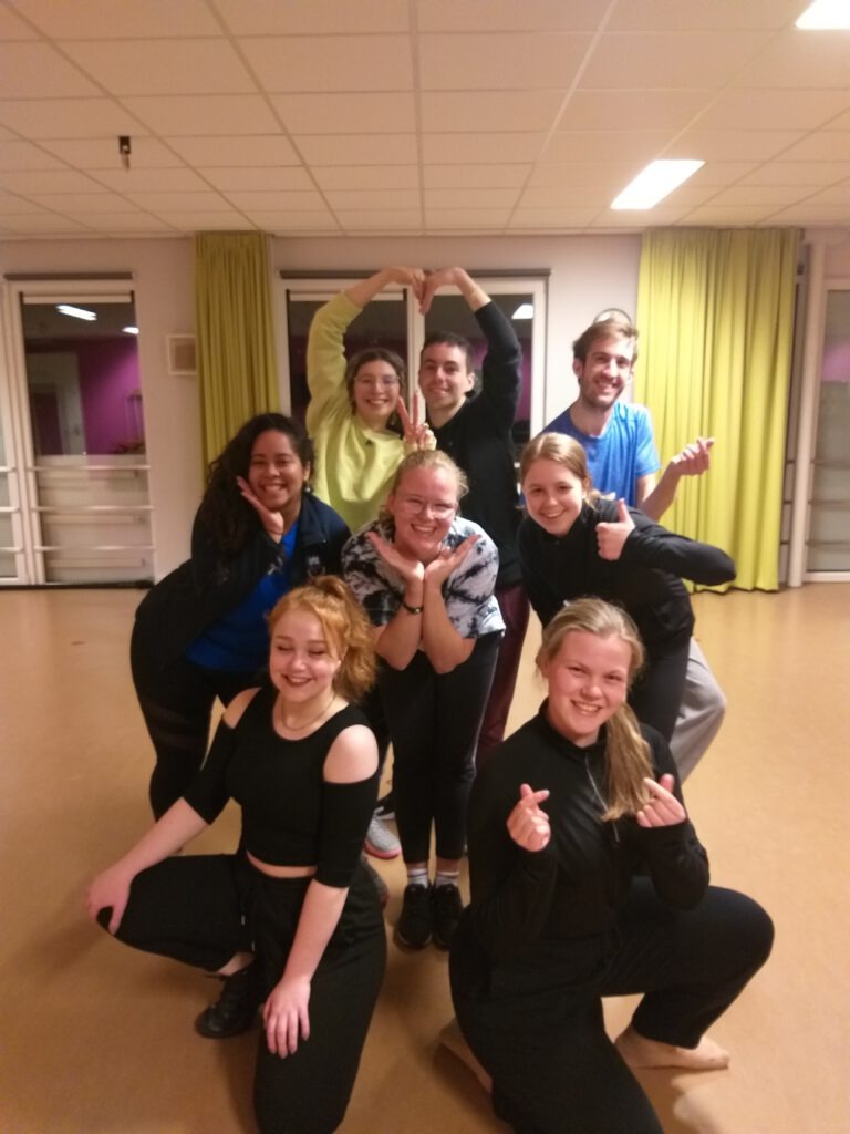 Kpop dansgroep van vrijdag in Leiden bij Kpoppersacademy
